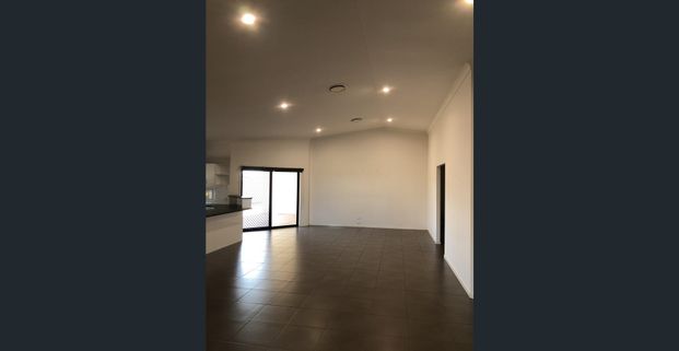 Beautiful, Spacious 5 Bedroom, 5 Bathroom Home - Photo 1