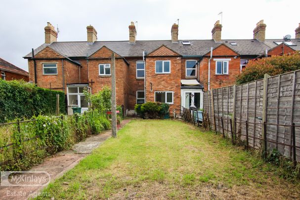 Mid terraced house - Photo 1