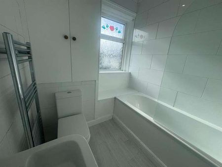 York Cottage, York Road, Mirfield, WF14 - Photo 5