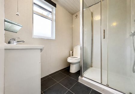 1 Bed Flat, Highcliffe Gardens, IG4 - Photo 5