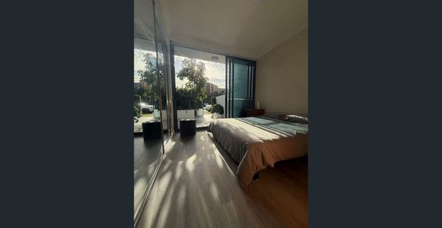 Furnished double entrance apartment with a private yard - Photo 1