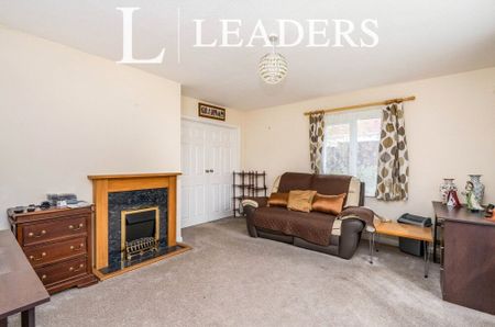 4 bedroom house to rent Arundel Drive, Fareham, PO16 - Photo 2