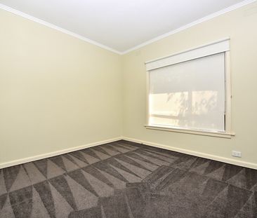 BEAUTIFUL FAMILY HOME! - Photo 4