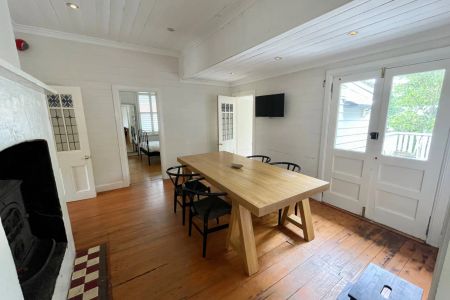 Guyong Cottage In Convenient Location! - Photo 3