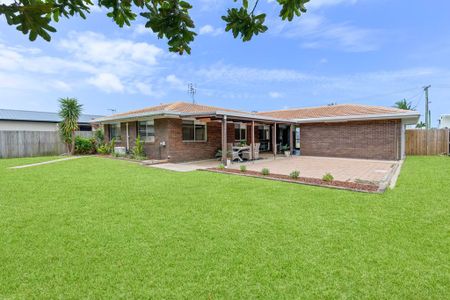 Coastal Comfort Just 400m to the River! - Photo 3