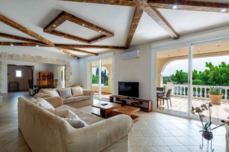 Luxury Villa for rent in The Golden Mile, Spain - Photo 2