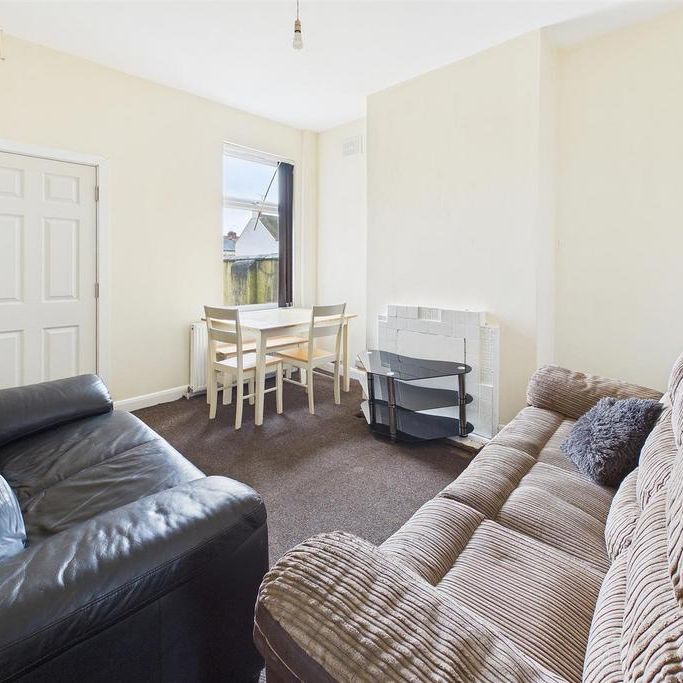 3 bedroom end of terrace house to rent - Photo 1