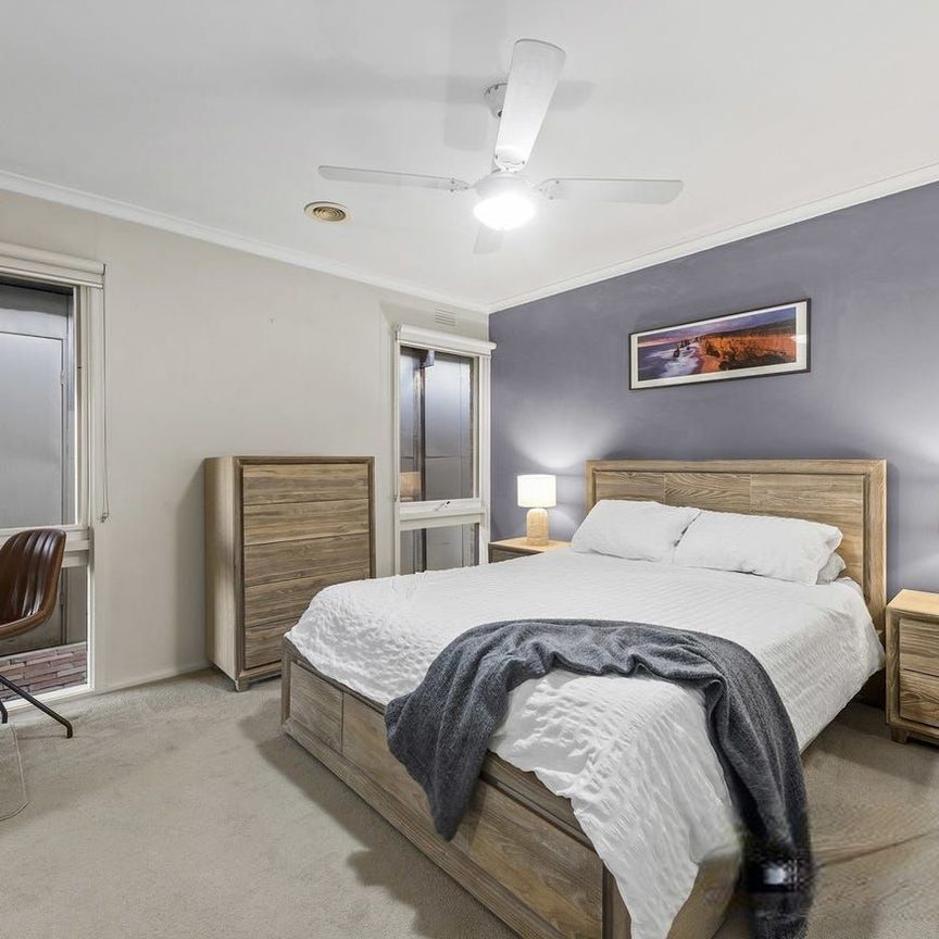 Stylish & Spacious 3-Bedroom Home in Prime Bundoora Location - Photo 1