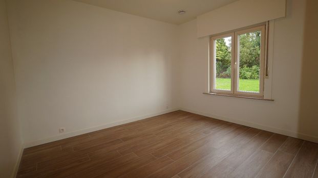 Volledig gerenoveerde bungalow met tuin en dubbele garage te Waasmunster - Foto 1