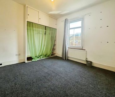 Terraced House to rent - Factory Road, Gravesend, DA11 - Photo 3