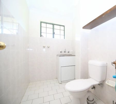 “Freshly Painted 2 bedroom unit” - Photo 4