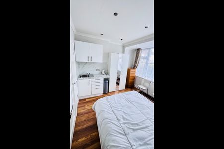 Room in a Shared House, Links Avenue, SM4 - Photo 3