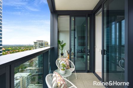 Luxurious Two Bedroom Apartment with 23rd Floor City & Water Views in Rhodes Central - Photo 3