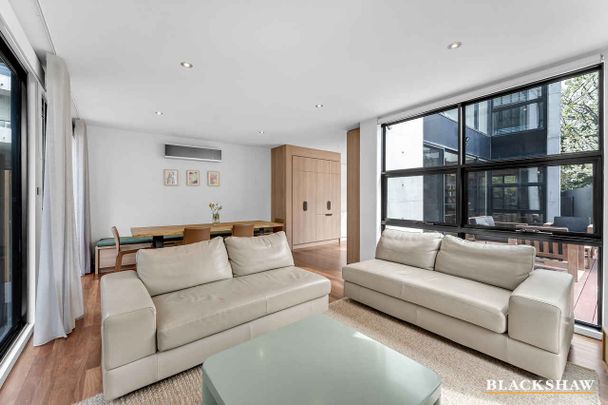 Stylish townhouse 2.5kms from the Parliamentary Triangle - Photo 1