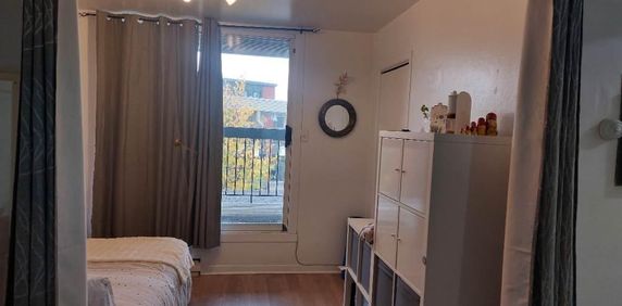 Cession de bail appart 1 chambre à coucher et 1 salle de bain - Photo 2