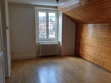 Bel appartement de 3 pièces au 2ème étage au centre du village avec part au grand jardin commun - Photo 2