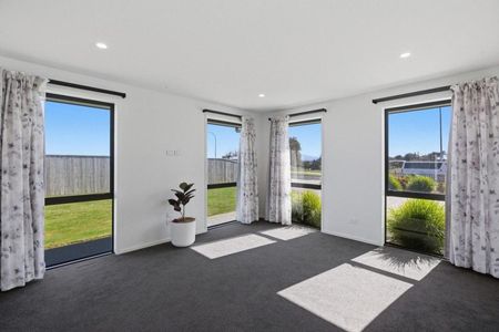 Spacious Five-Bedroom Family Home with Dual ... - Photo 3