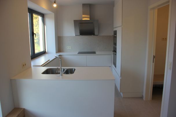 Twee slaapkamer appartement met privé inkom en carport - Photo 1