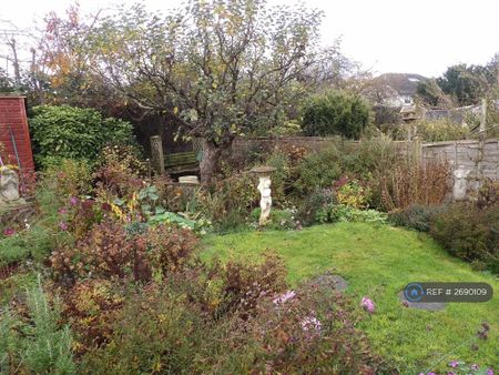 3 bedroom semi-detached house to rent - Photo 5