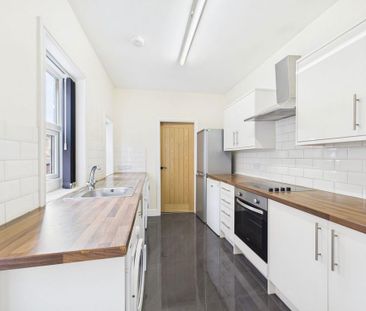 4 bedroom end of terrace house to rent - Photo 1