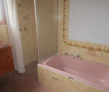 Lovely home in great suburb - Photo 4