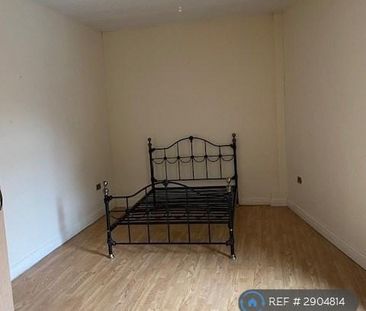 3 bedroom flat to rent - Photo 4