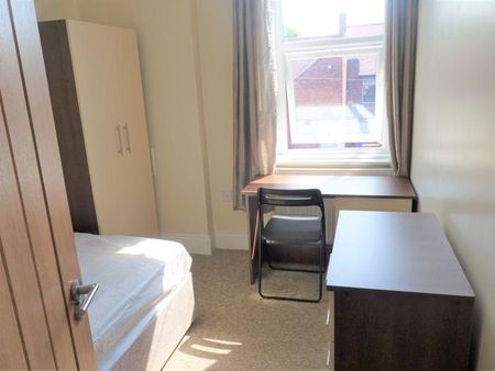 3 bedroom flat to rent - Photo 2