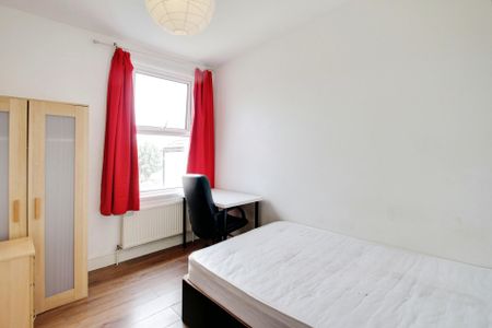 3 bed terraced house to rent in Mill Avenue, Uxbridge, UB8 - Photo 4