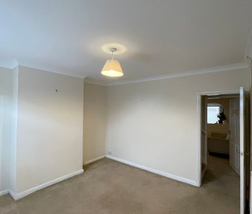 Three-bedroom terraced house with garden near city centre, Peterbor... - Photo 6