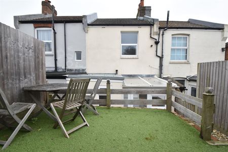 2 Bed House - Terraced - Photo 2