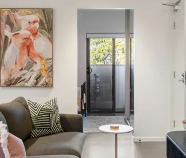 Chic Furnished Urban Sanctuary in Quiet Pocket - Photo 2