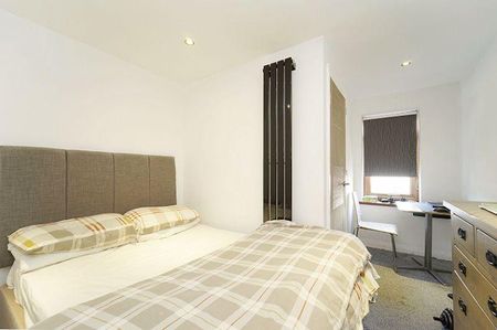 3 bedroom flat to rent - Photo 4