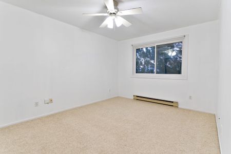 For Lease - 270 Brittany Drive Unit# 406, Manor Park - Cardinal Glen and Area, Ontario - Photo 4