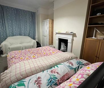 Room in a Shared Flat, Southfields, SW18 - Photo 1