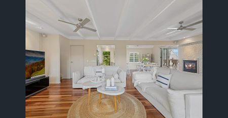 Luxury Coastal Retreat with Captivating Views - Photo 2