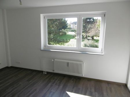 Großzügiges Wohnzimmer und eleganter Design-Bodenbelag in den Räumen - Photo 3