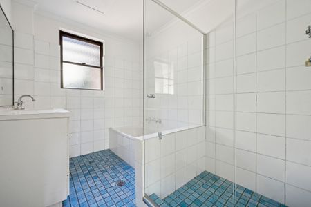 Family sized and secluded with two garages - Photo 3