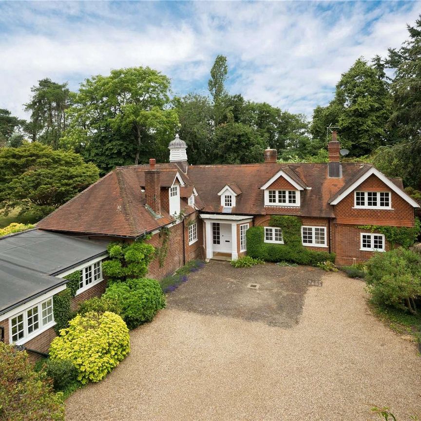 An idyllic Victorian coach house offering spacious and versatile accommodation with a large garden in the sought after Sands village. - Photo 1