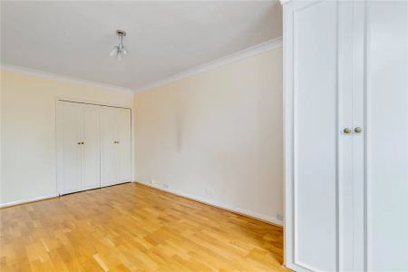 3 bedroom flat in Warwick Drive - Photo 2