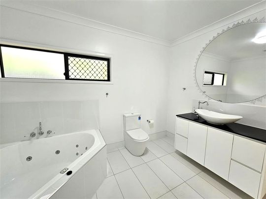 3 Bedroom modern home in Trinity Beach. - Photo 1