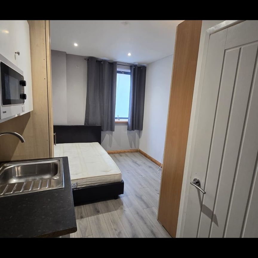 Studio Flat, Manchester Road, E14 - Photo 1