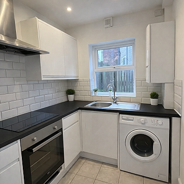 Fantastic 3-Bedroom Student House with On-Street Parking Near Sheffield Hallam University - Photo 3