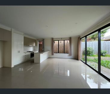 1/8 Kelly Street, Chadstone, Vic 3148 - Photo 2