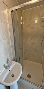 1 bedroom in a flat share to rent - Photo 3