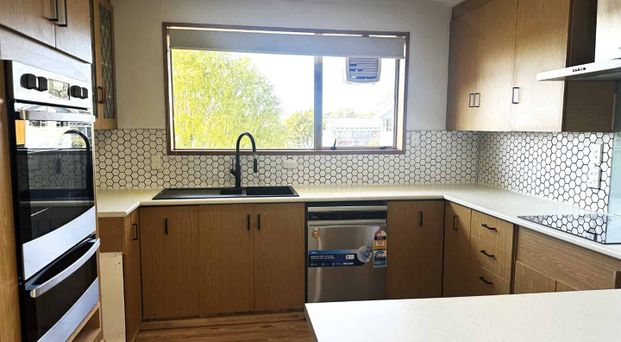 Family Living in Gleniti - Photo 1