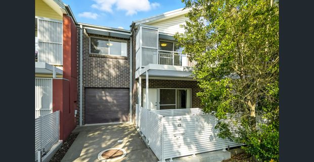 Near new terrace-style townhouse! - Photo 1