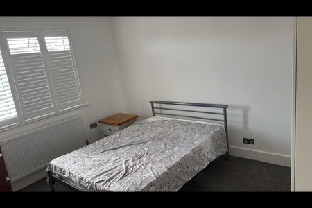2 Bed Flat, Natal Road, IG1 - Photo 2