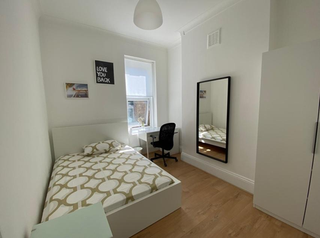 1 bedroom in a house share to rent - Photo 4