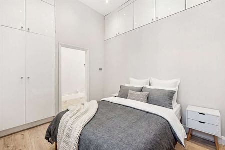 A wonderful one bedroom apartment situated on the first floor with high ceilings. - Photo 5