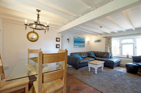 A characterful three-bedroom fisherman’s cottage in Selsey, with garden, parking, and timeless coastal charm - Photo 2